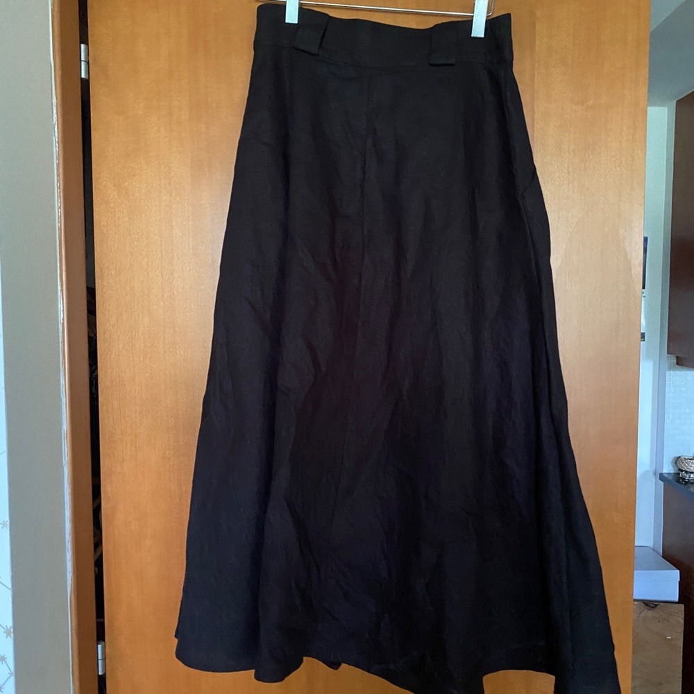 Beautiful black linen A-line skirt WITH POCKETS!